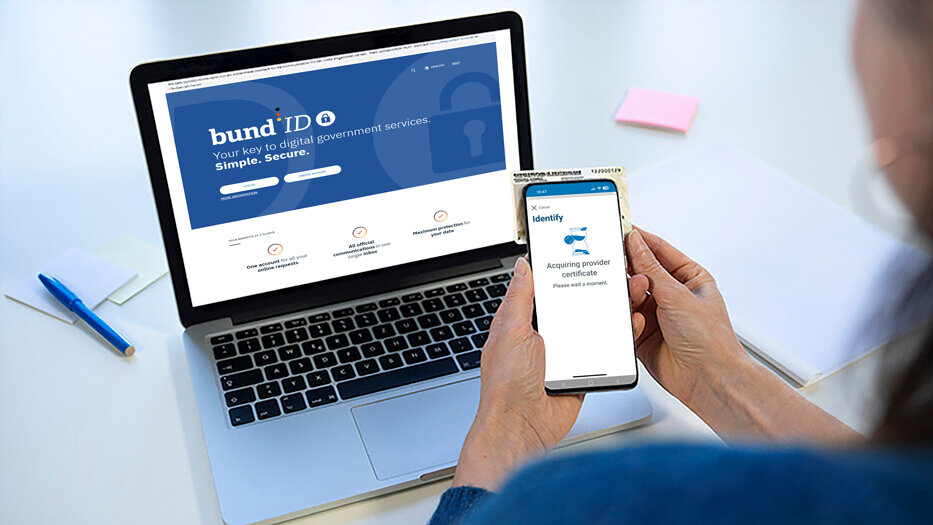 Person identifies himself via smartphone at Nutzerkonto-Bund